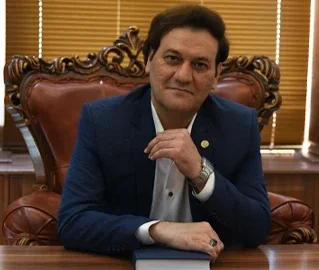 ثبت رسمی اراضی کشاورزی، نه‌تنها یک الزام قانونی بلکه یک ضمانت عملی برای حفظ مالکیت و پیشگیری از دعاوی ملکی است. هرچه زودتر نسبت به ثبت رسمی اقدام شود، از بروز مشکلات حقوقی و اداری در آینده جلوگیری خواهد شد. اگر شما درگیر دعاوی مربوط به ثبت رسمی اراضی کشاورزی، اختلافات وراثتی، دعاوی افراز و تفکیک، یا تعارض اسناد ملکی هستید، بهره‌گیری از تجربه یک وکیل متخصص ملکی در کاشان می‌تواند مسیر شما را بسیار کوتاه‌تر و مطمئن‌تر کند. 📌 دفتر حقوقی دکتر سید میثم رضویه، وکیل پایه یک دادگستری و استاد دانشگاه، آماده ارائه مشاوره و پیگیری پرونده‌های شما در زمینه ثبت رسمی اراضی کشاورزی و دعاوی ملکی و ثبتی می‌باشد. ☎️ جهت مشاوره می‌توانید با شماره‌های ۰۹۱۳۳۶۳۷۳۶۷ و ۰۳۱۵۵۸۰۱۰۴۱ تماس بگیرید یا به دفتر وکالت واقع در کاشان، بلوار دانش، دانش ۲۳، مجتمع امین، طبقه ۴ مراجعه نمایید. ثبت رسمی اراضی کشاورزی سند رسمی زمین کشاورزی ثبت املاک و اراضی مالکیت زمین کشاورزی الزام به ثبت معاملات غیرمنقول ثبت زمین کشاورزی بدون سند آثار ثبت رسمی زمین در دعاوی انتقال سند زمین کشاورزی خرید و فروش زمین با سند رسمی افراز و تفکیک زمین کشاورزی دعاوی مربوط به اراضی کشاورزی ثبت املاک مشاع حفاظت حقوق مالکیت کشاورزی چگونه زمین کشاورزی را ثبت کنیم؟ ثبت زمین کشاورزی چه مزایایی دارد؟ زمین بدون سند چگونه قابل ثبت است؟ وام با سند زمین کشاورزی چگونه است؟ وراثت زمین کشاورزی بدون سند چگونه است؟ آیا زمین مشاع کشاورزی قابل ثبت رسمی است؟