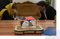 آیا شما مالک یا زارع ملکی کشاورزی یا باغی هستید و می‌خواهید حق ریشه یا نسق زراعیتان را به صورت قانونی دریافت کنید؟ یا ممکن است در دعوای خلع ید یا تخلیه ملک با چالش مواجه شده باشید؟ در این شرایط، دانستن حقوق قانونی و عرفی زارع و مالک و چگونگی مطالبه حق ریشه اهمیت حیاتی دارد. حق ریشه یکی از حقوق مهم در زمین‌ها و باغ‌های کشاورزی ایران است که براساس سابقه تصرف، آبادانی زمین، نوع محصولات و سرمایه‌گذاری زارع تعیین می‌شود. با توجه به تفاوت‌های منطقه‌ای، مانند زمین‌های باغی شمال کشور با درختان زیاد و اراضی کشاورزی سایر مناطق، نحوه محاسبه این حق نیازمند کارشناسی دقیق، بررسی اسناد و گاهی تصاویر هوایی یا ماهواره‌ای است. ما در دفتر وکالت کاشان با تجربه چندین ساله در دعاوی ملکی و حق ریشه، می‌توانیم شما را در مسیر: مطالبه حق ریشه و نسق زراعیتان، دفاع در برابر خلع ید و تخلیه ملک، تنظیم قراردادهای کشاورزی و حقوق زارعانه، و استفاده از کارشناسی دقیق و مستندات معتبر، به بهترین شکل قانونی همراهی کنیم. با کمک ما، می‌توانید حقوق خود را به طور کامل و قانونی دریافت کنید و از بروز اختلافات پیچیده و طولانی جلوگیری کنید. همین امروز با ما تماس بگیرید تا مشاوره تخصصی و رایگان درباره پرونده حق ریشه و دعاوی ملکی خود دریافت کنید. شماره تماس: ۰۹۱۳۳۶۳۷۳۶۷ | دفتر وکالت کاشان، بلوار دانش، مجتمع امین، طبقه ۴