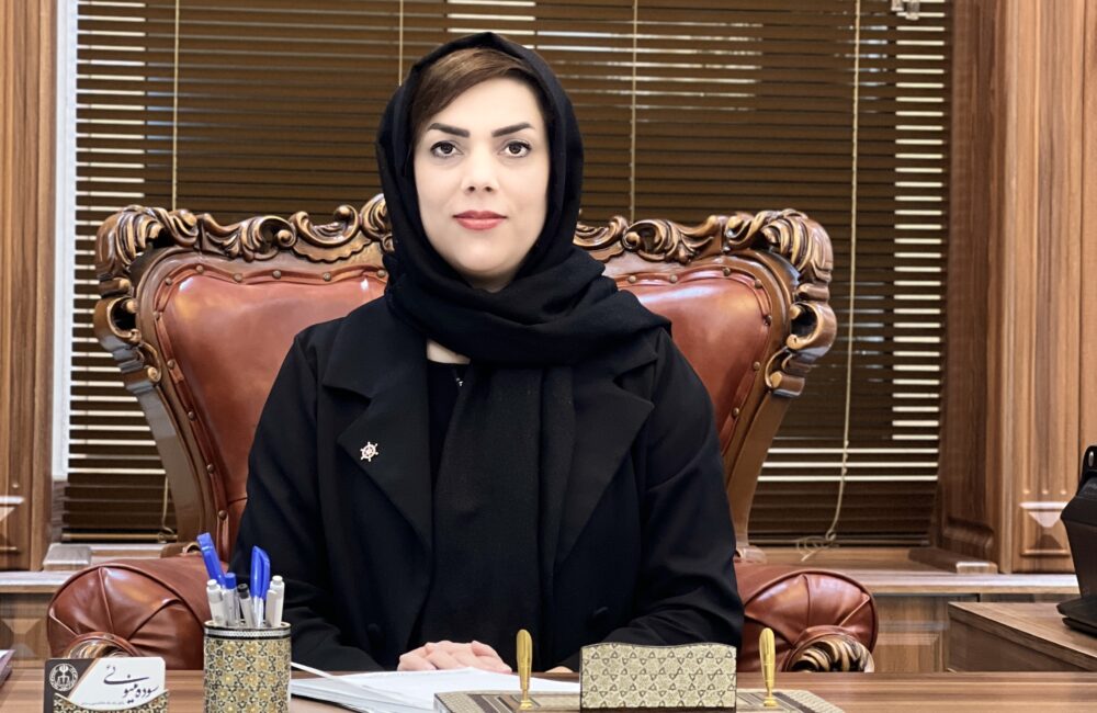 حقوق وظیفه و مستمری بازماندگان از مهمترین مباحث حقوقی و اجتماعی است که پیوند عمیقی با حقوق خانواده دارد. پس از فوت کارمند یا بازنشسته، همواره این پرسش مطرح میشود که چه کسانی از خانواده متوفی، از جمله زوجه، فرزندان، والدین و سایر وراث قانونی، حق دریافت مستمری یا حقوق وظیفه را دارند و نحوه تقسیم آن چگونه است. این موضوع در کنار سایر مسائل خانوادگی مانند مهریه، نفقه، حضانت فرزندان، طلاق و ارث، نیازمند آگاهی دقیق از قوانین و رویههای قضایی است تا از تضییع حقوق بازماندگان جلوگیری شود. امروزه بسیاری از دعاوی مربوط به مستمری بازماندگان، نفقه و ارث در دادگاههای خانواده و دیوان عدالت اداری مطرح میشوند. به همین دلیل، حضور یک وکیل متخصص خانواده که هم بر قوانین مدنی و فقهی مسلط باشد و هم تجربه عملی در دعاوی بازنشستگی و مستمری داشته باشد، نقش تعیینکنندهای در موفقیت پرونده خواهد داشت. اگر به دنبال پاسخی دقیق و کاربردی در زمینه حقوق وظیفه، مستمری و سایر دعاوی خانوادگی هستید، این مقاله بهطور تخصصی به بررسی مواد قانونی، مبانی فقهی و رویههای قضایی میپردازد و راهنمایی کامل برای خانوادهها، دانشجویان حقوق و وکلای محترم خواهد بود.