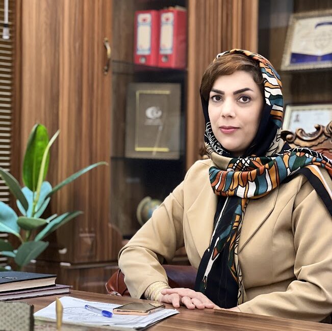 امروزه بسیاری از زوجین پس از تصمیم قطعی برای جدایی، به دنبال کوتاهترین و کمهزینهترین روش هستند. یکی از پرجستجوترین پرسشها این است که آیا امکان طلاق توافقی در یک هفته بدون جلسه مشاوره وجود دارد یا خیر؟ در کاشان نیز مانند سایر شهرها، روند قانونی طلاق توافقی وابسته به مقررات «قانون حمایت خانواده» و رویه دادگاههاست. در این مقاله، شرایط قانونی، مدارک لازم، نقش وکیل و روشهای واقعی برای تسریع این روند را بررسی میکنیم.