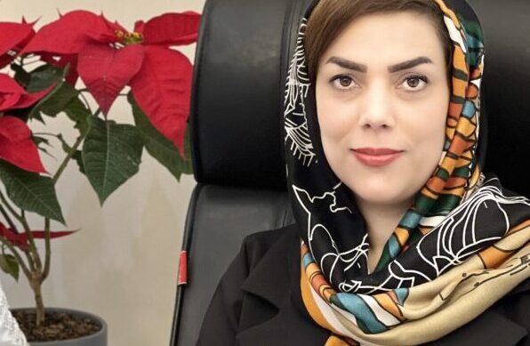 سوده مینوئی وکیل کاشان ۱. مفهوم ابراء در فقه و حقوق «ابراء» در لغت به معنای رها کردن و آزاد نمودن است. در فقه اسلامی، ابراء به این معناست که طلبکار (داین)، بدهکار (مدیون) را از پرداخت دین معاف میکند و او را بریالذمه میسازد. فقها این عمل را از ایقاعات میدانند؛ یعنی تحقق آن نیازمند قبول مدیون نیست و صرف اراده و انشای طلبکار کافی است. در قانون مدنی ایران نیز ابراء بهعنوان یکی از اسباب سقوط تعهدات پیشبینی شده است. به موجب ماده ۲۸۹ قانون مدنی، «ابراء عبارت از این است که داین از حق خود به اختیار صرفنظر نماید.» بنابراین، ابراء یک عمل حقوقی یکطرفه است که در آن طلبکار با رضایت و اراده آزاد، بدهکار را از پرداخت دین معاف میسازد.