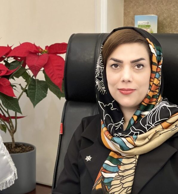 ۱. مفهوم ابراء در فقه و حقوق «ابراء» در لغت به معنای رها کردن و آزاد نمودن است. در فقه اسلامی، ابراء به این معناست که طلبکار (داین)، بدهکار (مدیون) را از پرداخت دین معاف می‌کند و او را بری‌الذمه می‌سازد. فقها این عمل را از ایقاعات می‌دانند؛ یعنی تحقق آن نیازمند قبول مدیون نیست و صرف اراده و انشای طلبکار کافی است. در قانون مدنی ایران نیز ابراء به‌عنوان یکی از اسباب سقوط تعهدات پیش‌بینی شده است. به موجب ماده ۲۸۹ قانون مدنی، «ابراء عبارت از این است که داین از حق خود به اختیار صرف‌نظر نماید.» بنابراین، ابراء یک عمل حقوقی یک‌طرفه است که در آن طلبکار با رضایت و اراده آزاد، بدهکار را از پرداخت دین معاف می‌سازد.