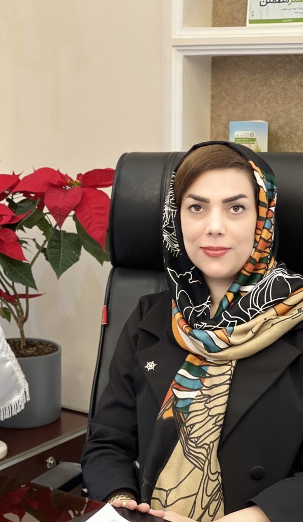 ۱. مفهوم ابراء در فقه و حقوق «ابراء» در لغت به معنای رها کردن و آزاد نمودن است. در فقه اسلامی، ابراء به این معناست که طلبکار (داین)، بدهکار (مدیون) را از پرداخت دین معاف میکند و او را بریالذمه میسازد. فقها این عمل را از ایقاعات میدانند؛ یعنی تحقق آن نیازمند قبول مدیون نیست و صرف اراده و انشای طلبکار کافی است. در قانون مدنی ایران نیز ابراء بهعنوان یکی از اسباب سقوط تعهدات پیشبینی شده است. به موجب ماده ۲۸۹ قانون مدنی، «ابراء عبارت از این است که داین از حق خود به اختیار صرفنظر نماید.» بنابراین، ابراء یک عمل حقوقی یکطرفه است که در آن طلبکار با رضایت و اراده آزاد، بدهکار را از پرداخت دین معاف میسازد.