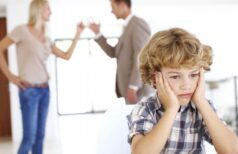 نتیجه‌گیری و معرفی خدمات وکیل خانواده مسائل خانوادگی مانند نفقه، حضانت، ارث، مهریه و طلاق، نه‌تنها از منظر فقهی و حقوقی پیچیدگی‌های فراوانی دارند، بلکه در عمل نیز با حساسیت‌های عاطفی، روانی و اجتماعی همراه‌اند. ازاین‌رو، طرح چنین دعاوی بدون بهره‌گیری از دانش و تجربه‌ی یک وکیل متخصص خانواده، می‌تواند منجر به تضییع حقوق طرفین و حتی طولانی‌شدن روند رسیدگی شود. 🔹 در این راستا، سید میثم رضویه، وکیل پایه یک دادگستری و استاد دانشگاه، با تجربه گسترده در دعاوی خانواده در کاشان، آماده ارائه خدمات حرفه‌ای در زمینه‌های زیر است: مطالبه و دفاع در پرونده‌های نفقه و نفقه معوقه طرح و پیگیری دعاوی حضانت و ملاقات فرزند اجرای کامل یا تقسیط مهریه مشاوره و پیگیری در زمینه ارث و تقسیم ترکه رسیدگی به دعاوی طلاق (توافقی، به درخواست زوج یا زوجه) 📍 نشانی: کاشان، بلوار دانش، دانش ۲۳، مجتمع امین، طبقه چهارم 📞 تلفن: ۰۹۱۳۳۶۳۷۳۶۷ – ۰۳۱۵۵۸۰۱۰۴۱ ✅ اگر شما یا نزدیکانتان با موضوعات خانوادگی مواجه هستید، مشاوره با وکیل متخصص می‌تواند مسیر رسیدگی را کوتاه‌تر، مطمئن‌تر و حقوق شما را تضمین کند.