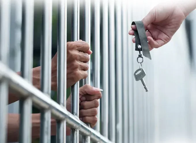 قانون کاهش مجازات حبس تعزیری، وکیل کاهش مجازات کاشان، کاهش حبس جرائم تعزیری، وکیل کیفری کاشان، مجازات جایگزین حبس، تعلیق مجازات، تعویق صدور حکم، وکیل دادگستری کاشان، آزادی مشروط، تخفیف مجازات.