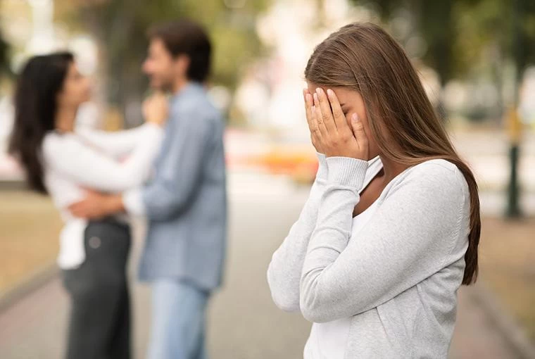 ابراء مهریه یک تصمیم مهم و غیرقابل بازگشت است که آثار مالی و حقوقی زیادی دارد. هر زنی که قصد دارد مهریه خود را ببخشد، باید از شرایط قانونی و شرعی آن آگاه باشد و بداند که پس از ابراء، امکان مطالبه مجدد وجود ندارد. همچنین، انتخاب نوع سند (عادی یا رسمی) و مشورت با وکیل متخصص، می‌تواند از بروز اختلافات بعدی جلوگیری کند.✅ اگر قصد ابراء یا بخشش مهریه دارید، بهتر است قبل از هر اقدامی با یک وکیل خانواده متخصص در کاشان مشورت کنید تا با آگاهی کامل و اطمینان خاطر تصمیم بگیرید.📍 دفتر وکالت سید میثم رضویه – وکیل پایه یک دادگستری و استاد دانشگاه در کاشان
☎️ ۰۹۱۳۳۶۳۷۳۶۷ – ۰۳۱۵۵۸۰۱۰۴۱