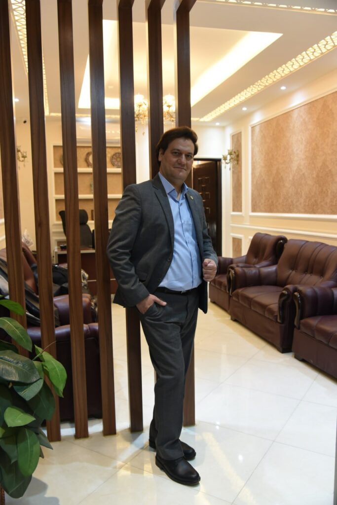 شرایط ابراء مهریهپس از بررسی ماهیت ابراء مهریه، اکنون باید به شرایط قانونی و فقهی این عمل بپردازیم. ابراء، در واقع یک ایقاع حقوقی است که به وسیله آن زن می‌تواند همسر خود را از پرداخت بخشی یا تمام مهریه معاف کند. اما این اقدام، همانند سایر اعمال حقوقی، نیازمند شرایط خاصی است که در صورت فقدان هر یک از آن‌ها، ابراء فاقد اعتبار خواهد بود.۱. وجود اهلیت در ابراءکنندهمطابق ماده ۲۱۱ قانون مدنی، برای صحت هر عمل حقوقی، وجود اهلیت در شخص ضروری است. اهلیت به معنای عقل، بلوغ و رشد است.در ابراء مهریه، زن به‌عنوان ابراءکننده باید عاقل، بالغ و رشید باشد تا عمل وی صحیح و نافذ تلقی گردد.نکته مهم آن است که برای طرف مقابل (شوهر) اهلیت شرط نیست. بنابراین حتی اگر مرد صغیر یا محجور باشد، باز هم می‌تواند از ابراء زن بهره‌مند گردد.۲. وجود قصد و رضااز دیگر شرایط اساسی ابراء، قصد و رضای کامل زن است. ابراء باید بر پایه اراده آزاد و آگاهانه انجام شود و هرگونه اکراه، اجبار یا فریب موجب بطلان یا عدم نفوذ این عمل خواهد بود.
فقها نیز بر این امر تأکید کرده‌اند که «اسقاط حق مالی بدون قصد و اختیار، معتبر نیست.» بنابراین در صورتی که زن تحت فشار خانوادگی یا اجتماعی ناچار به ابراء مهریه شود، این اقدام می‌تواند در دادگاه قابل اعتراض باشد.۳. مشروعیت جهت و معین بودن موضوع ابراءیکی دیگر از شرایط مهم ابراء، معین بودن موضوع و مشروعیت جهت است.موضوع ابراء (مهریه) باید به‌طور دقیق در سند عادی یا رسمی ذکر شود. به عنوان مثال، اگر مهریه شامل سکه و زمین باشد، باید مشخص گردد که ابراء نسبت به کدام بخش یا چه مقدار صورت می‌گیرد.علاوه بر آن، نیت و انگیزه ابراء نباید نامشروع باشد. برای نمونه، اگر زن صرفاً با انگیزه انجام عملی خلاف شرع یا قانون، مهریه خود را ابراء کند، این عمل از نظر حقوقی و فقهی صحیح نخواهد بود.نتیجه‌گیریبا توجه به شرایط مذکور، ابراء مهریه تنها زمانی معتبر و قانونی است که زن دارای اهلیت بوده، با قصد و رضای کامل اقدام کرده و موضوع ابراء نیز روشن و مشروع باشد. بنابراین، هرگونه ابراء صوری یا تحت اجبار می‌تواند در محاکم قضایی مورد اعتراض قرار گیرد.👩‍⚖️ اگر شما قصد دارید در خصوص ابراء مهریه، دعاوی خانواده، طلاق، مطالبه مهریه یا بذل مهریه در طلاق خلع و مبارات اقدام کنید، حضور وکیل متخصص امری ضروری است.
بنده سید میثم رضویه، وکیل پایه‌یک دادگستری و دکترای حقوق، آماده ارائه مشاوره تخصصی و قبول وکالت در دعاوی خانواده در کاشان و سراسر کشور هستم.📍 نشانی: کاشان، بلوار دانش، دانش ۲۳، مجتمع امین، طبقه چهارم
📞 تماس: ۰۹۱۳۳۶۳۷۳۶۷ – ۰۳۱۵۵۸۰۱۰۴۱