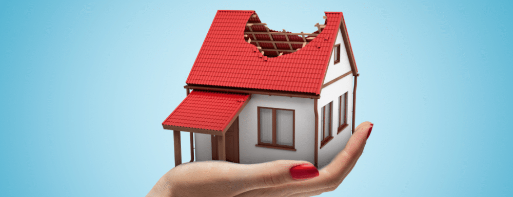 مطالبه وجه بابت ارش ملک معیوب یکی از مهمترین دعاوی ملکی در حقوق ایران است. خریدار زمانی که پس از معامله متوجه عیب مخفی در ملک شود، مطابق قانون مدنی (مواد ۴۲۲ تا ۴۳۷) میتواند بین فسخ قرارداد یا دریافت ارش انتخاب کند. بسیاری از افراد نمیدانند در صورت خرید ملک معیوب چه باید بکنند؛ آیا بهترین راه فسخ معامله است یا مطالبه ارش؟ رویه قضایی نیز در این زمینه نکات مهمی دارد و اختلافنظرهایی میان حقوقدانان درباره تفسیر قانون وجود دارد. در این مقاله بهطور کامل مبانی قانونی، فقهی، رویه قضایی، شرایط مطالبه ارش، تفاوت فسخ و ارش، جدول مقایسه، و پرسشهای پرتکرار کاربران را بررسی میکنیم. اگر به دنبال وکیل متخصص برای پیگیری دعوای مطالبه ارش، فسخ معامله، یا دعاوی ملکی در کاشان هستید، میتوانید با دکتر سید میثم رضویه، وکیل پایه یک دادگستری و استاد دانشگاه تماس بگیرید. شماره تماس: ۰۹۱۳۳۶۳۷۳۶۷ – ۰۳۱۵۵۸۰۱۰۴۱