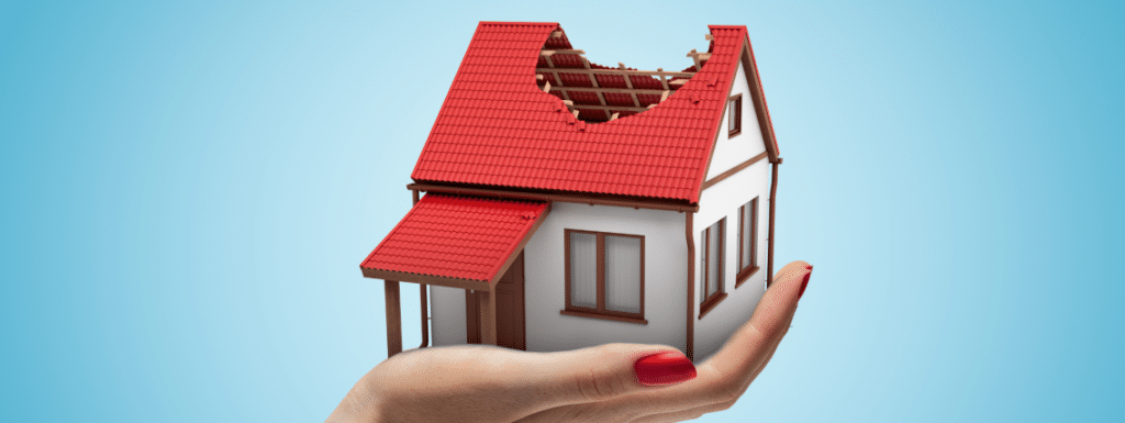 مطالبه وجه بابت ارش ملک معیوب یکی از مهمترین دعاوی ملکی در حقوق ایران است. خریدار زمانی که پس از معامله متوجه عیب مخفی در ملک شود، مطابق قانون مدنی (مواد ۴۲۲ تا ۴۳۷) میتواند بین فسخ قرارداد یا دریافت ارش انتخاب کند. بسیاری از افراد نمیدانند در صورت خرید ملک معیوب چه باید بکنند؛ آیا بهترین راه فسخ معامله است یا مطالبه ارش؟ رویه قضایی نیز در این زمینه نکات مهمی دارد و اختلافنظرهایی میان حقوقدانان درباره تفسیر قانون وجود دارد. در این مقاله بهطور کامل مبانی قانونی، فقهی، رویه قضایی، شرایط مطالبه ارش، تفاوت فسخ و ارش، جدول مقایسه، و پرسشهای پرتکرار کاربران را بررسی میکنیم. اگر به دنبال وکیل متخصص برای پیگیری دعوای مطالبه ارش، فسخ معامله، یا دعاوی ملکی در کاشان هستید، میتوانید با دکتر سید میثم رضویه، وکیل پایه یک دادگستری و استاد دانشگاه تماس بگیرید. شماره تماس: ۰۹۱۳۳۶۳۷۳۶۷ – ۰۳۱۵۵۸۰۱۰۴۱