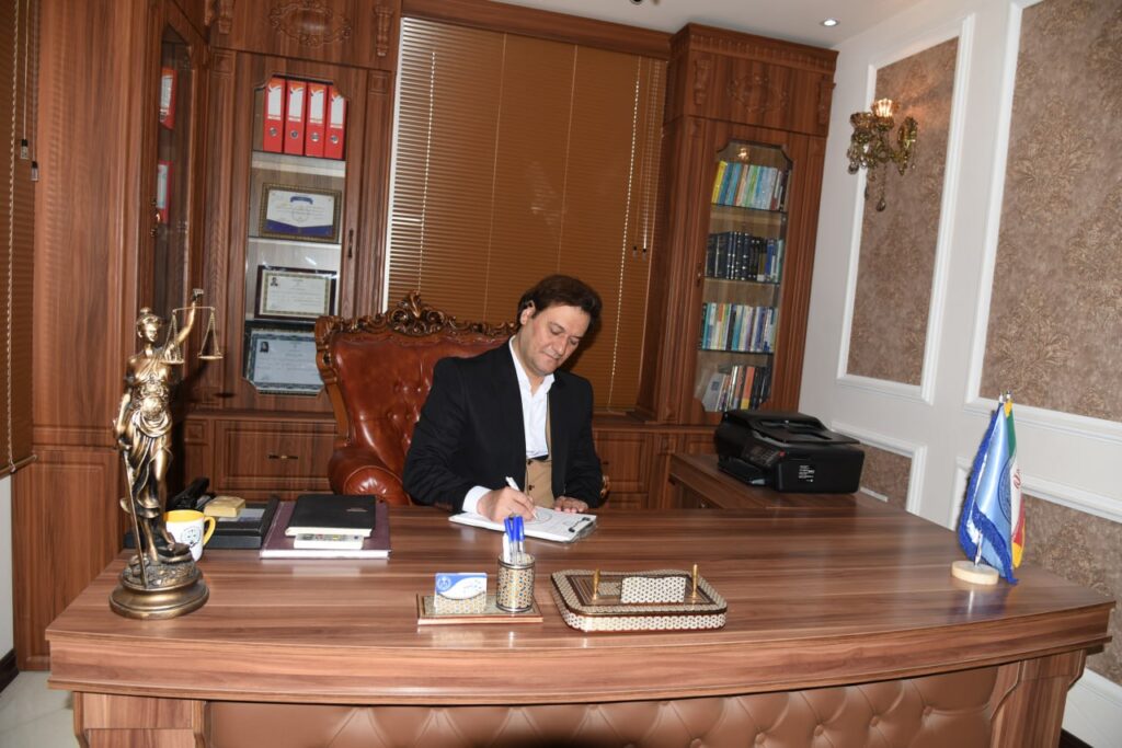 مطالبه وجه بابت ارش ملک معیوب یکی از مهمترین دعاوی ملکی در حقوق ایران است. خریدار زمانی که پس از معامله متوجه عیب مخفی در ملک شود، مطابق قانون مدنی (مواد ۴۲۲ تا ۴۳۷) میتواند بین فسخ قرارداد یا دریافت ارش انتخاب کند. بسیاری از افراد نمیدانند در صورت خرید ملک معیوب چه باید بکنند؛ آیا بهترین راه فسخ معامله است یا مطالبه ارش؟ رویه قضایی نیز در این زمینه نکات مهمی دارد و اختلافنظرهایی میان حقوقدانان درباره تفسیر قانون وجود دارد. در این مقاله بهطور کامل مبانی قانونی، فقهی، رویه قضایی، شرایط مطالبه ارش، تفاوت فسخ و ارش، جدول مقایسه، و پرسشهای پرتکرار کاربران را بررسی میکنیم.اگر به دنبال وکیل متخصص برای پیگیری دعوای مطالبه ارش، فسخ معامله، یا دعاوی ملکی در کاشان هستید، میتوانید با دکتر سید میثم رضویه، وکیل پایه یک دادگستری و استاد دانشگاه تماس بگیرید. شماره تماس: ۰۹۱۳۳۶۳۷۳۶۷ – ۰۳۱۵۵۸۰۱۰۴۱
مطالبه ارش ملک معیوب، فسخ قرارداد ملک معیوب، تفاوت فسخ و ارش، خیار عیب در قانون مدنی، ارش در دعاوی ملکی، بهترین راه در خرید ملک معیوب، دعاوی ملکی در کاشان، وکیل متخصص دعاوی ملکی، رویه قضایی ارش ملک، ارش یا فسخ قرارداد.