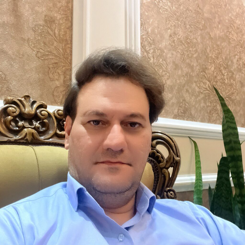 امروزه یکی از پرچالشترین موضوعات در دعاوی ملکی، ثبت رسمی معاملات اموال غیرمنقول از جمله زمین، آپارتمان، باغ و اراضی کشاورزی است. بسیاری از افراد به دلیل اعتماد یا ناآگاهی، به سند عادی بسنده میکنند و همین موضوع باعث بروز مشکلات فراوانی همچون دعاوی مالکیت، کلاهبرداری، فروش مال غیر و تضییع حقوق خریداران میشود. قانون ثبت اسناد و املاک به صراحت مقرر کرده که معاملات مربوط به اموال غیرمنقول باید به صورت رسمی و در دفاتر اسناد رسمی ثبت شوند تا قابلیت استناد و اعتبار حقوقی داشته باشند.در این مقاله به طور کامل به بررسی الزام قانونی ثبت معاملات غیرمنقول، آثار حقوقی ثبت رسمی، مشکلات ناشی از ثبت نکردن معاملات، و نقش وکیل متخصص در حل این دعاوی میپردازیم. اگر شما هم درگیر خرید و فروش ملک، زمین یا آپارتمان هستید و میخواهید از مشکلات حقوقی آینده پیشگیری کنید، مطالعه این مطلب میتواند بهترین راهنما برای شما باشد.به عنوان یک وکیل ملکی در کاشان با سالها تجربه در دعاوی مربوط به ثبت رسمی معاملات، دعاوی ابطال اسناد، الزام به تنظیم سند رسمی و رفع تعارض اسناد، آمادهام تا شما را در این مسیر همراهی کنم و از بروز مشکلات و خسارات سنگین جلوگیری نمایم.
ثبت رسمی معاملات – قانون الزام به ثبت رسمی – ابطال قولنامه – الزام به تنظیم سند رسمی – وکیل ملکی در کاشان – دعاوی انتقال مال غیر