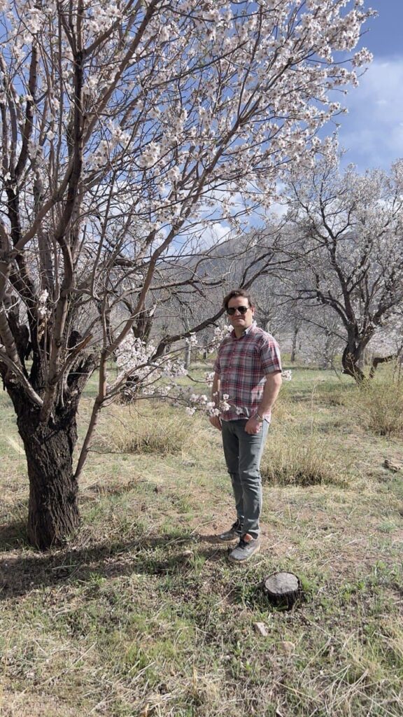 حق ریشه یا نسق زراعانه، از جمله حقوق مالی و عرفی زارعین است که در زمینها و باغهای کشاورزی ایران ایجاد میشود و ارزش آن به سابقه تصرف، آبادانی زمین، نوع درختان و محصولات، سرمایهگذاری زارع و عرف محل بستگی دارد. این حق در رویه قضایی و آرای دیوان عالی کشور به رسمیت شناخته شده و قابلیت مطالبه، توقیف، انتقال و حتی ارث بردن دارد.در دعاوی حق ریشه، کارشناسی دقیق، بررسی اسناد، قراردادها و در برخی موارد تصاویر هوایی یا ماهوارهای نقش تعیینکننده در تعیین مبلغ حق ریشه دارد. همچنین، رعایت مقررات قانونی، آرای اصراری دیوان عالی کشور و عرف محلی، راهگشای حل اختلافات بین مالک و زارع است.با توجه به پیچیدگیهای حقوقی و عرفی این دعاوی، همکاری با وکیل متخصص دعاوی ملکی و حق ریشه نه تنها از اتلاف وقت و هزینه جلوگیری میکند، بلکه تضمین میکند که حقوق قانونی زارع یا مالک به طور کامل محقق شود.اگر شما مالک، زارع یا مستأجر ملکی کشاورزی هستید و نیازمند مطالبه حق ریشه یا دفاع در برابر خلع ید هستید، دفتر وکالت کاشان با تجربه و تخصص چندین ساله در این حوزه، آماده ارائه مشاوره، پیگیری پرونده و تضمین حقوق شماست.📞 تماس با ما: ۰۹۱۳۳۶۳۷۳۶۷
🏢 دفتر وکالت کاشان، بلوار دانش، مجتمع امین، طبقه ۴