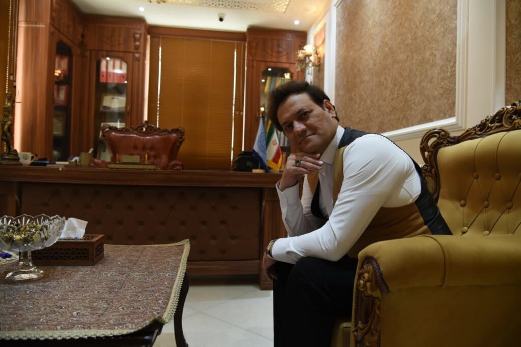 حق ریشه یا نسق زراعانه، از جمله حقوق مالی و عرفی زارعین است که در زمینها و باغهای کشاورزی ایران ایجاد میشود و ارزش آن به سابقه تصرف، آبادانی زمین، نوع درختان و محصولات، سرمایهگذاری زارع و عرف محل بستگی دارد. این حق در رویه قضایی و آرای دیوان عالی کشور به رسمیت شناخته شده و قابلیت مطالبه، توقیف، انتقال و حتی ارث بردن دارد.در دعاوی حق ریشه، کارشناسی دقیق، بررسی اسناد، قراردادها و در برخی موارد تصاویر هوایی یا ماهوارهای نقش تعیینکننده در تعیین مبلغ حق ریشه دارد. همچنین، رعایت مقررات قانونی، آرای اصراری دیوان عالی کشور و عرف محلی، راهگشای حل اختلافات بین مالک و زارع است.با توجه به پیچیدگیهای حقوقی و عرفی این دعاوی، همکاری با وکیل متخصص دعاوی ملکی و حق ریشه نه تنها از اتلاف وقت و هزینه جلوگیری میکند، بلکه تضمین میکند که حقوق قانونی زارع یا مالک به طور کامل محقق شود.اگر شما مالک، زارع یا مستأجر ملکی کشاورزی هستید و نیازمند مطالبه حق ریشه یا دفاع در برابر خلع ید هستید، دفتر وکالت کاشان با تجربه و تخصص چندین ساله در این حوزه، آماده ارائه مشاوره، پیگیری پرونده و تضمین حقوق شماست.📞 تماس با ما: ۰۹۱۳۳۶۳۷۳۶۷
🏢 دفتر وکالت کاشان، بلوار دانش، مجتمع امین، طبقه ۴